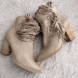 Cowboy style bootie in Taupe, size 8.5M, great condition and very cute!